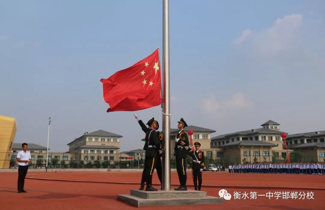 便从中挑选了30名学生,成立了一支新的队伍——国旗班