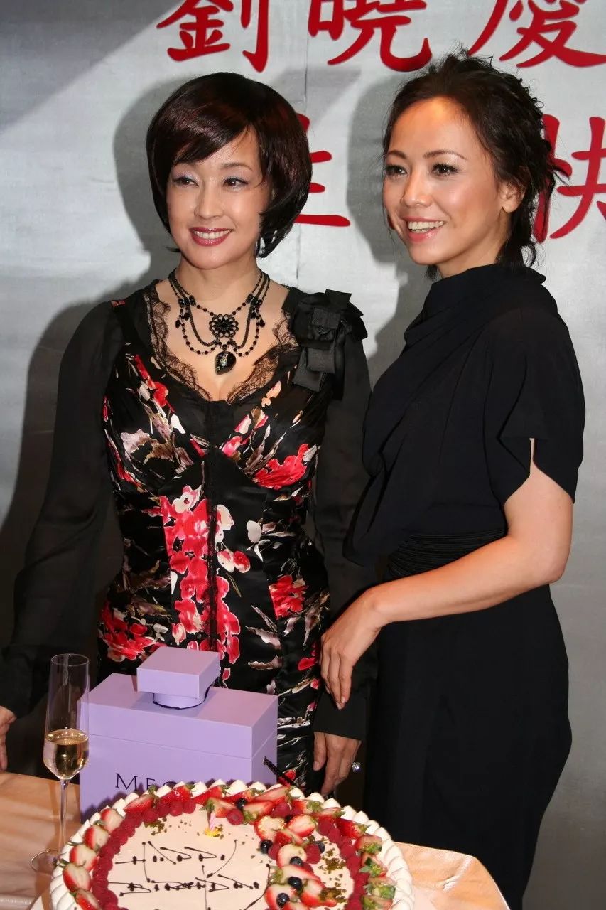从被骂小三到两获视后,她是刘晓庆的患难之交,五十岁仍单身一人,却活