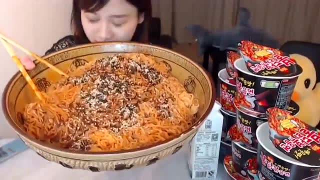 16分钟10桶火鸡面大胃王的胃到底有几种形态