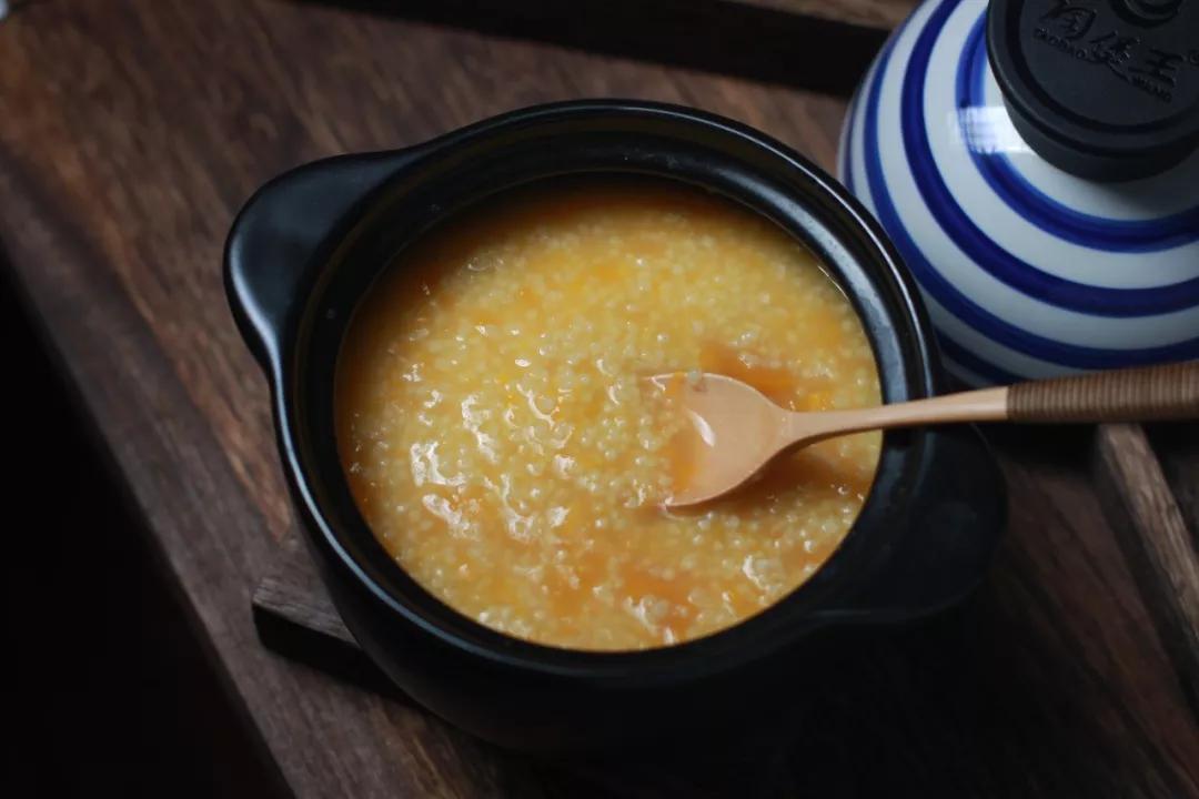 南瓜小米粥不但刮油减肥还可以养胃苗条健康就靠一碗营养粥