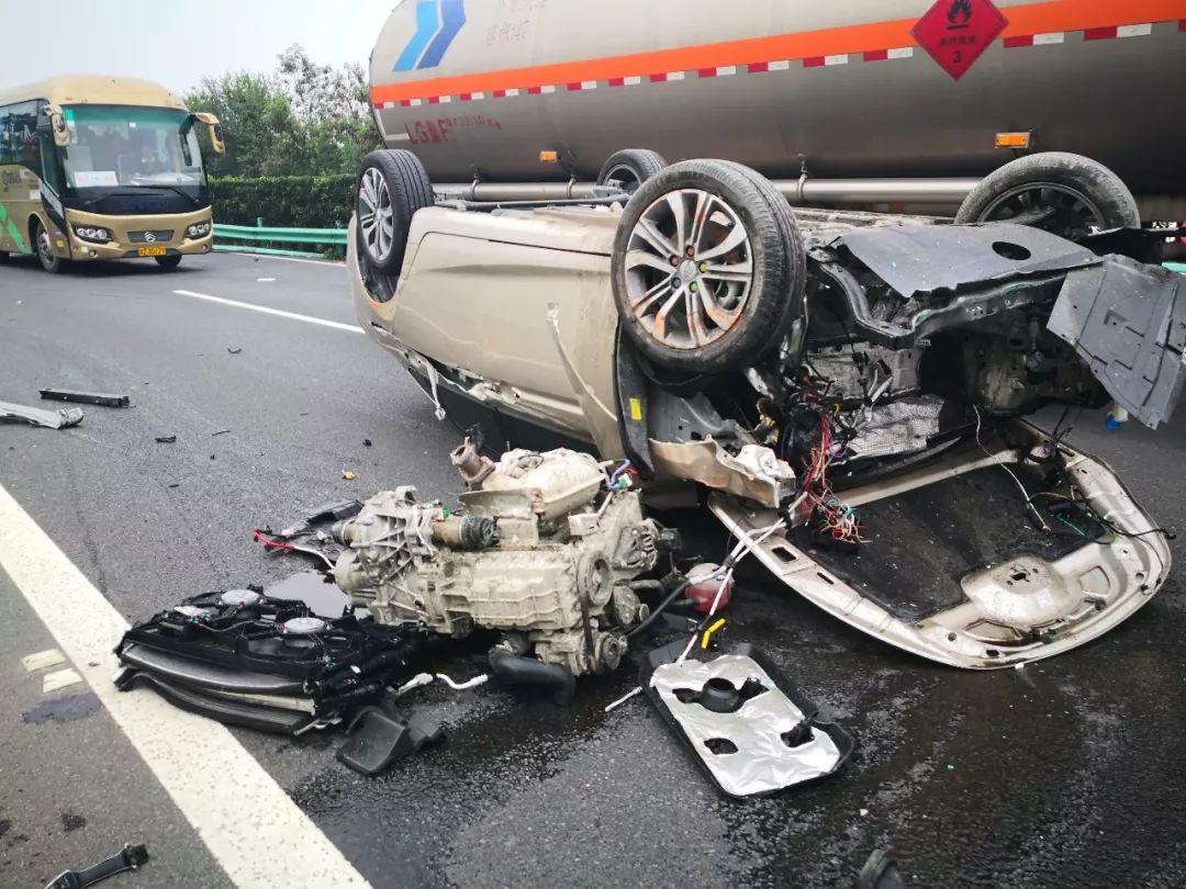 高速路上遇車禍資陽民警教科書級救援獲網友按贊