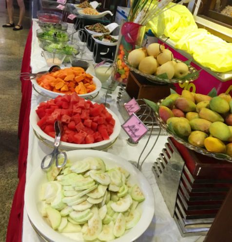 不只是自助餐厅,近几年水果切盘外卖也很流行,很多年轻人觉得省的洗了