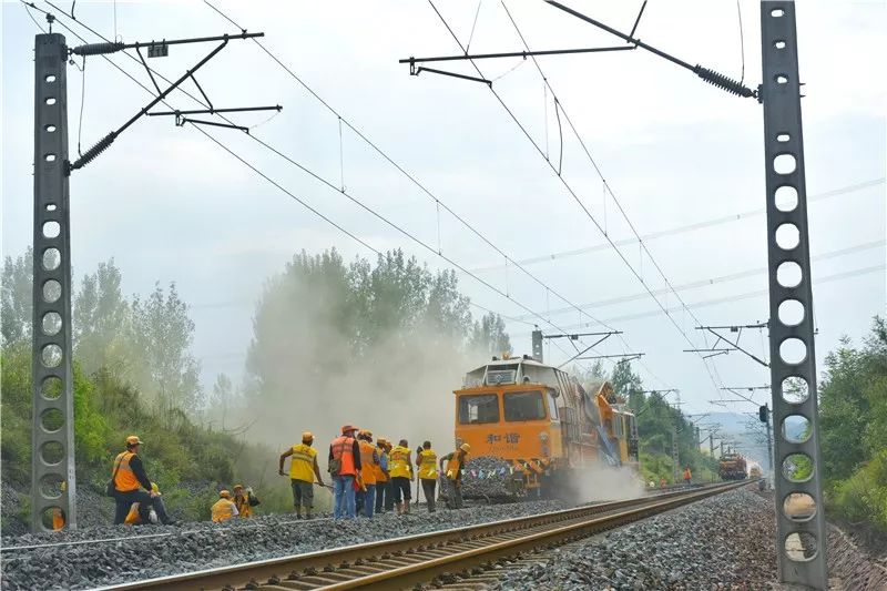 大黄蜂小黄人鏖战千里铁道线