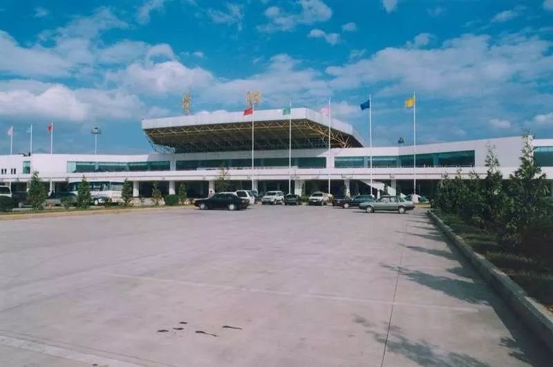 初建成的龙洞堡机场1997年5月28日,贵阳龙洞堡机场建成通航,磊庄机场