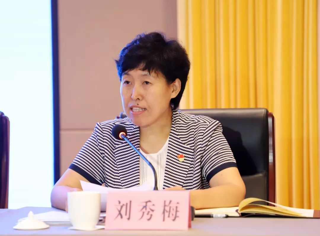 政府副县长刘秀梅对杂技节的具体活动方案进行安排.