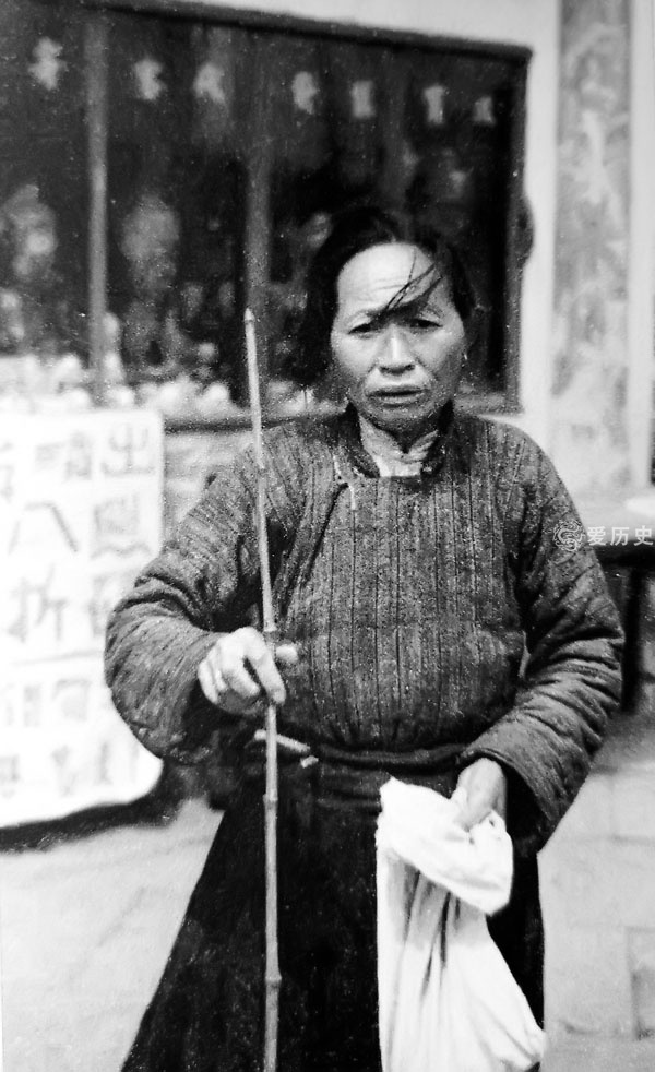 原创抗战胜利后在上海乞讨的苏北难民母亲敞开衣襟用胸膛温暖孩子