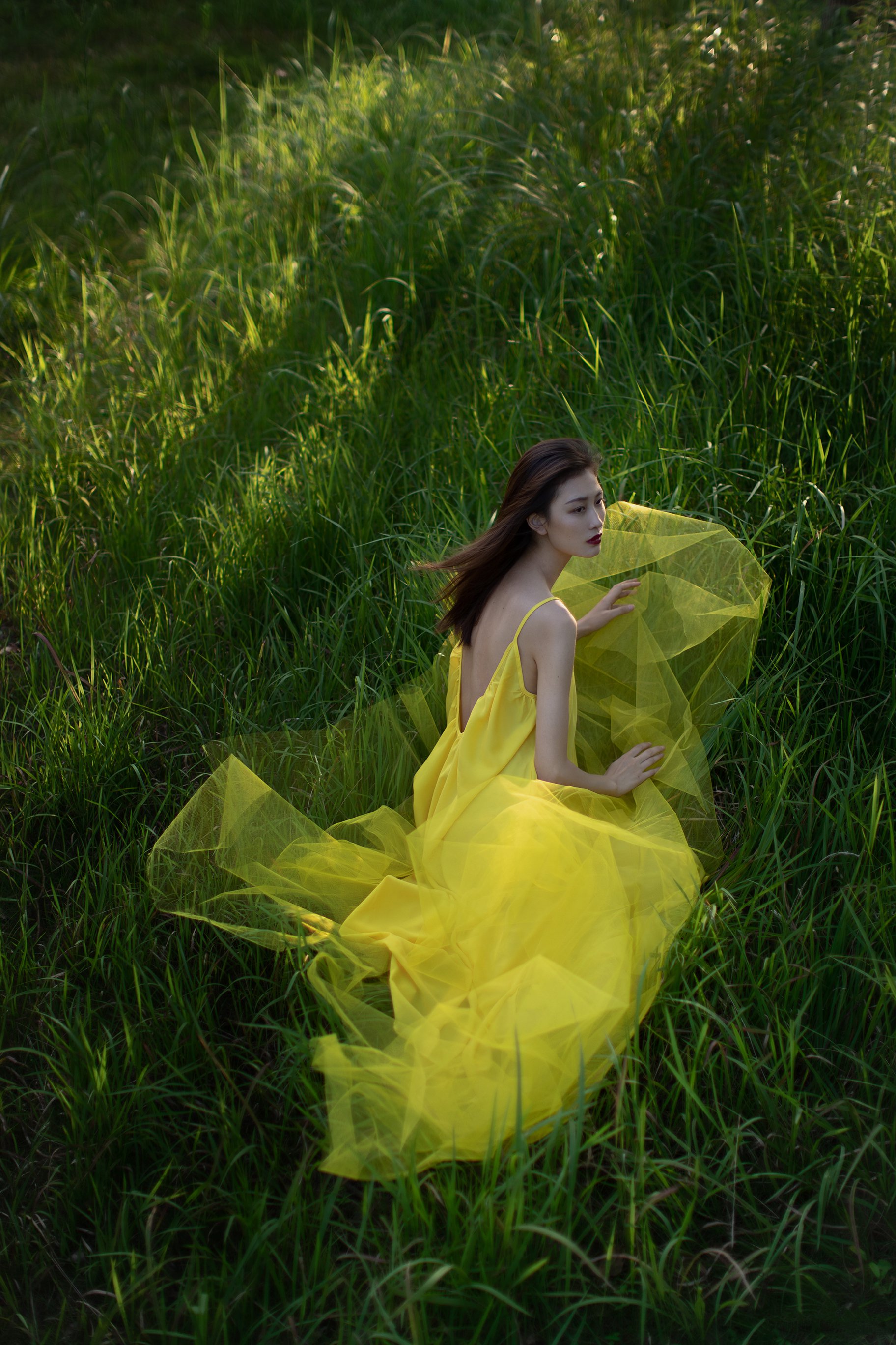 超模付欢欢演绎山沐载时尚大片,生如夏花之绚烂