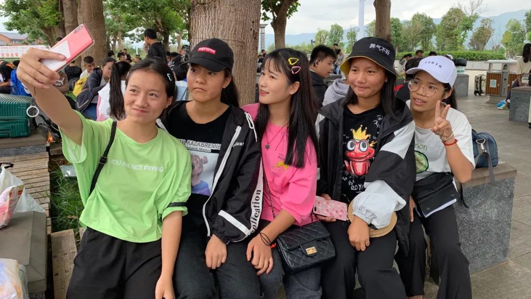 "圆梦号"列车出发啦!云南山区学子一路顺风