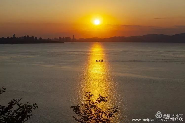 烟台发布:9月1日,有人拍下了烟台海上日出日落全过程!