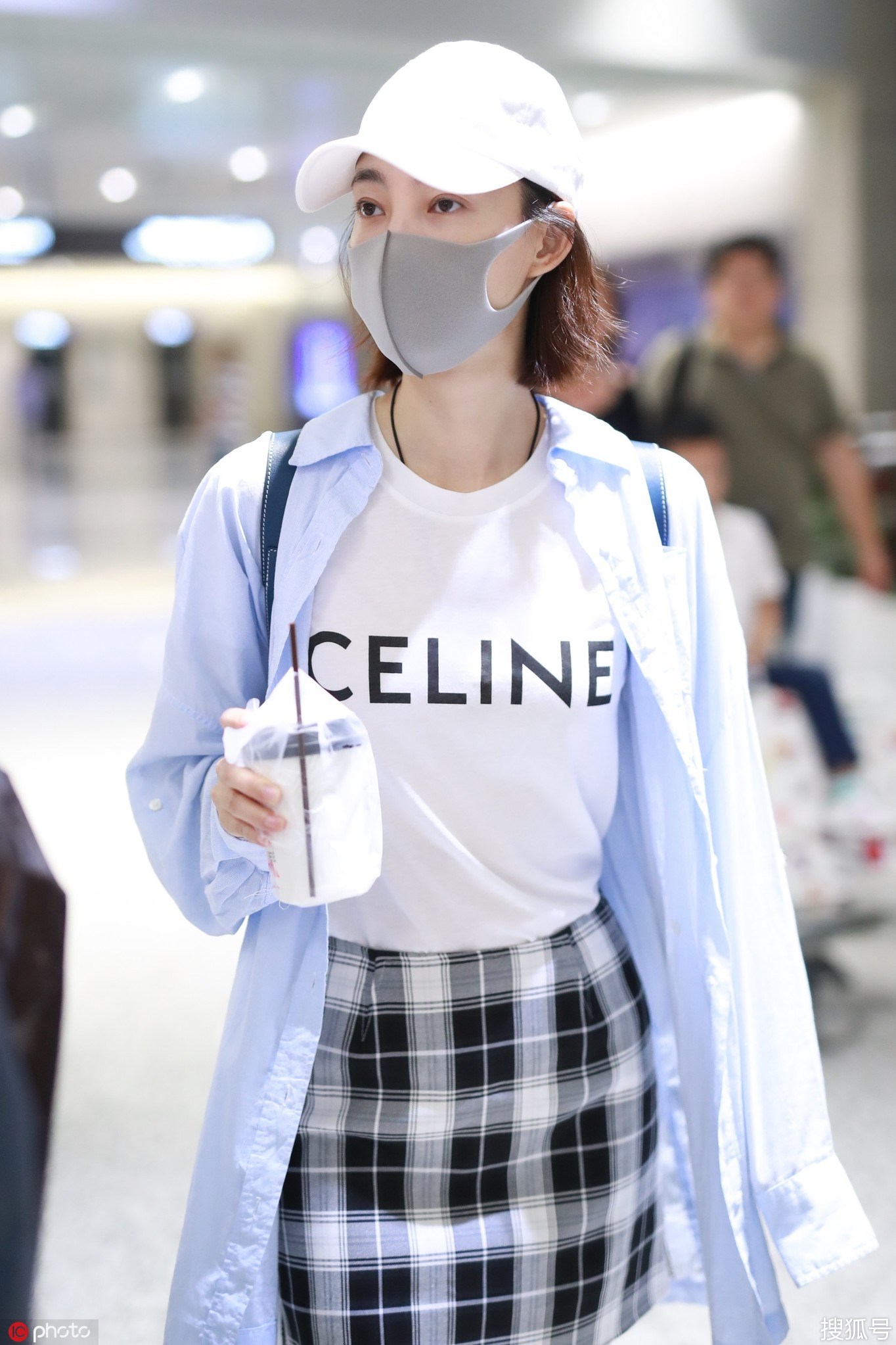 王丽坤向来都是淡雅朴素的打扮,但其实也是暗藏玄机,机场街拍的时髦