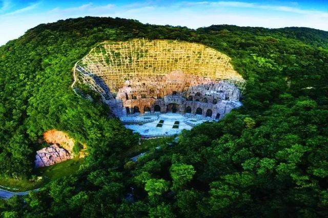 达摩古洞是一个天然大石洞,位于山腰之间的陡崖之上,洞口朝着江面,可