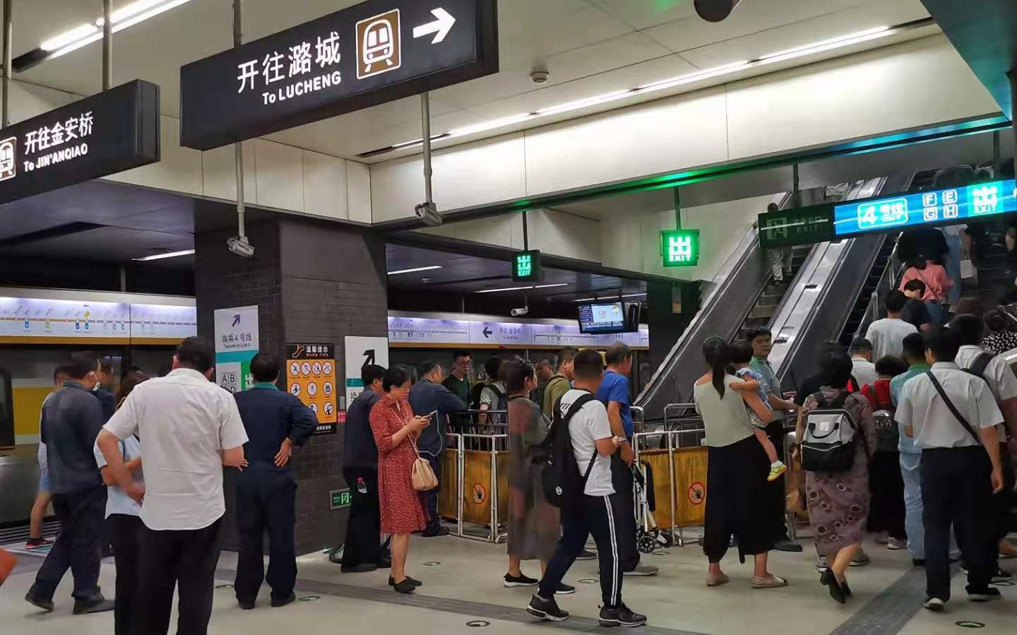 今天下午,北京地铁发布通报称,16时32分,地铁6号线平安里站换乘通道一