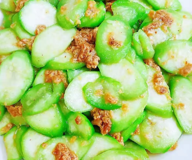 原创大叔家的家常菜猪油炒丝瓜香气扑鼻鲜嫩酥脆家人爱吃