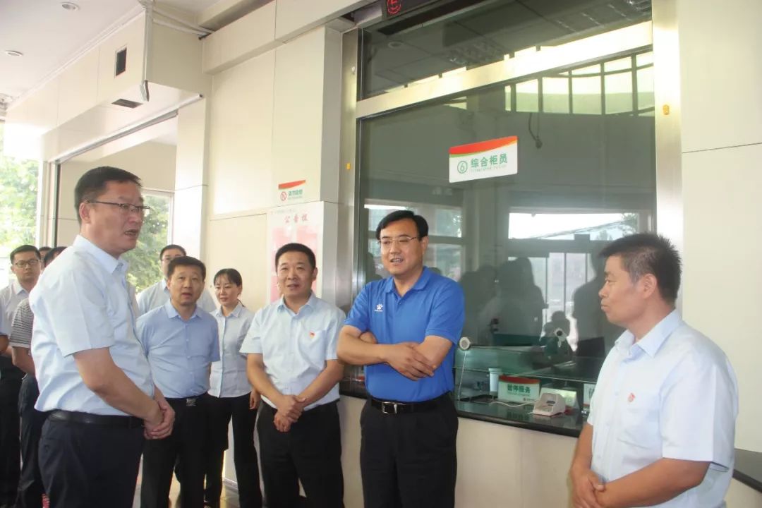 孙开连同志一行对万德农商行的各项工作进行了细致检查,并仔细询问