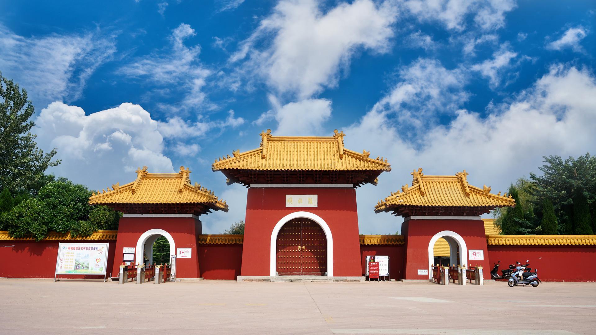 许多跟朱元璋相关的古迹,如凤阳城里的鼓楼,明中都遗址,以及明皇陵等