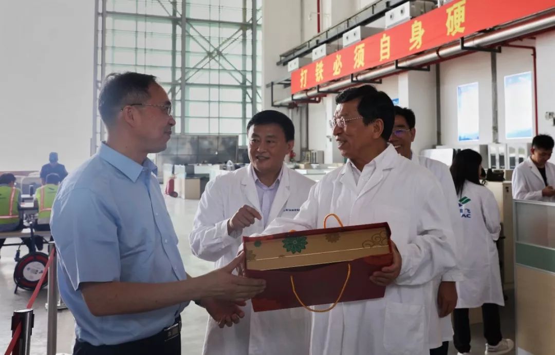 东营市开发区党委书记常淮诚到试飞中心东营基地进行慰问