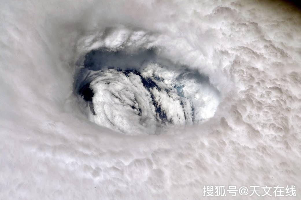 飓风多利安成2019年风王,巨大风眼在太空看去清晰可见