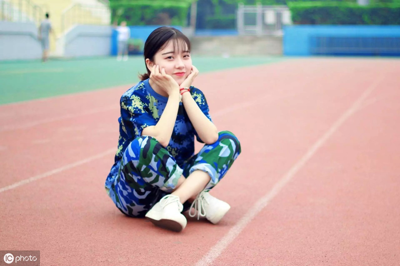 烈火军校热播来一组大一女生军训照看美丽花木兰