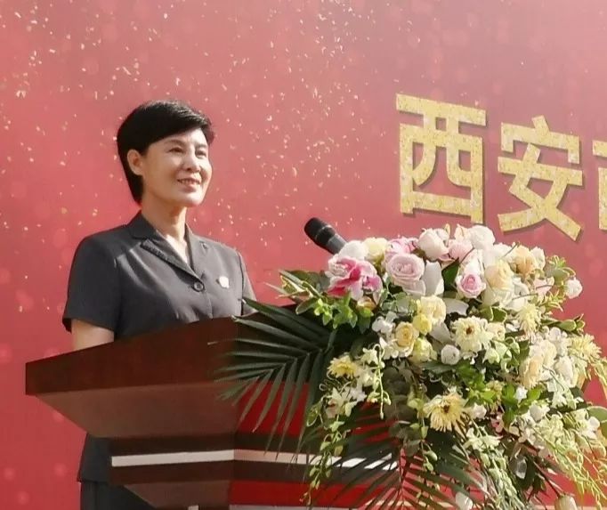 雁塔法院院长蔡青回顾了法院审判综合业务楼历经多年精心建设的历程.