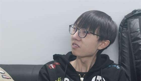 lolmlxg虎牙首播牌面十足姿态严君泽等多位好友前去捧场