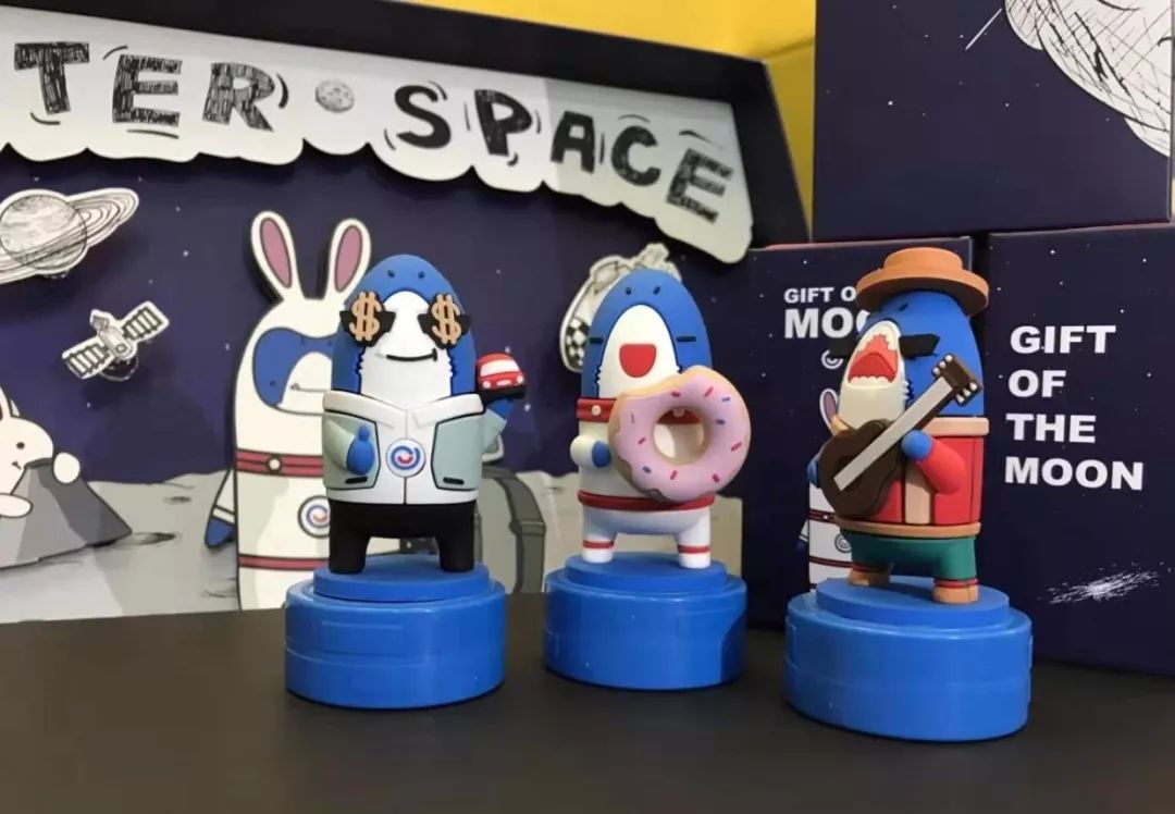 途牛月饼炫酷的黑色月饼盒4个月饼和一只吉祥物思乡,期盼,归途,团圆