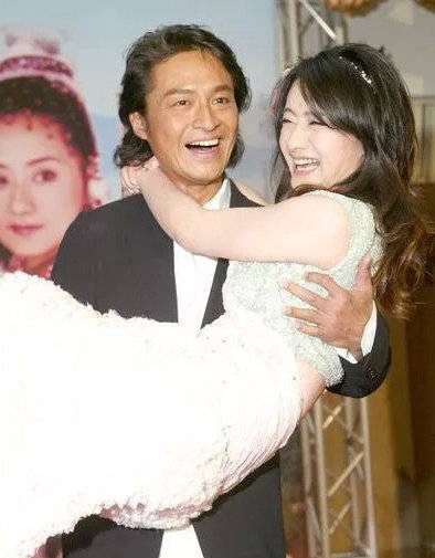 不仅如此,看到曾经合作过的女明星陈德容时,马景涛也没有放过,一把