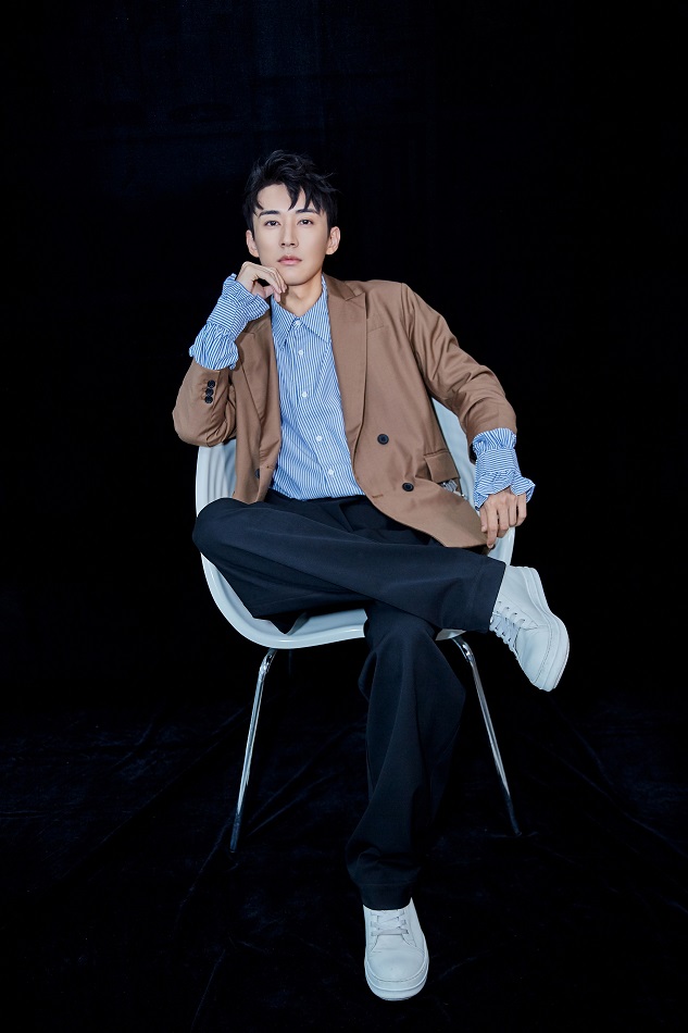 刘学义受邀出席北京时装周开幕式别致潮范酷帅有型