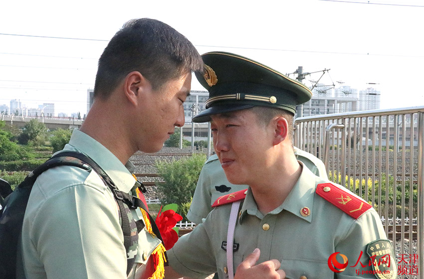 難捨軍營戰友情榮歸故里再出發