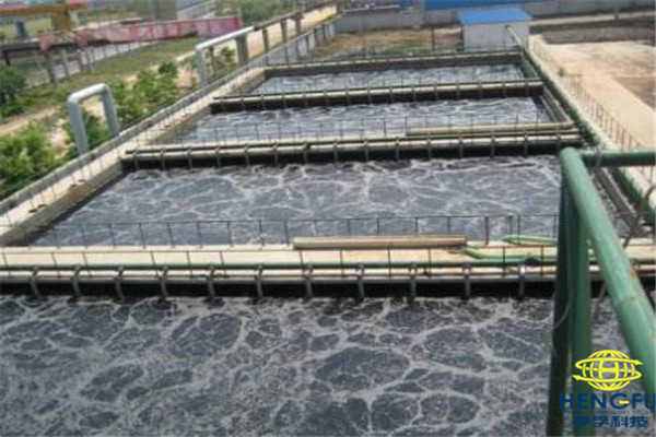 传统方法是在曝气池廊道底部一侧安装空气扩散装置.