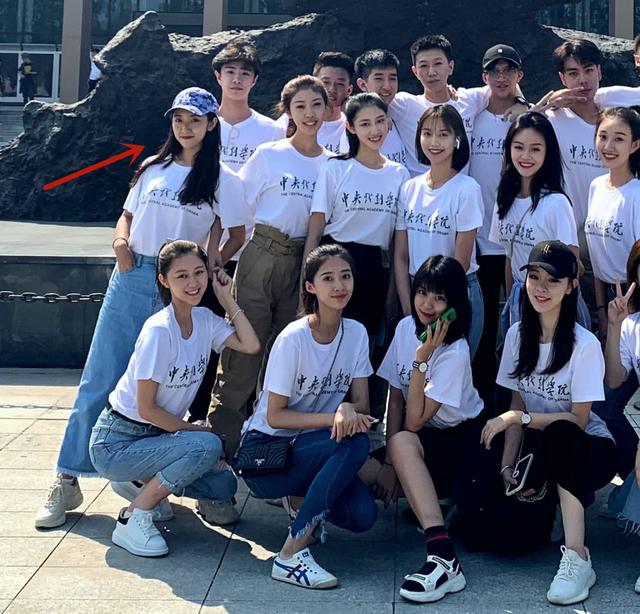 中戏19届新生合影曝光,放大几倍之后再看,网友:不愧是艺术生