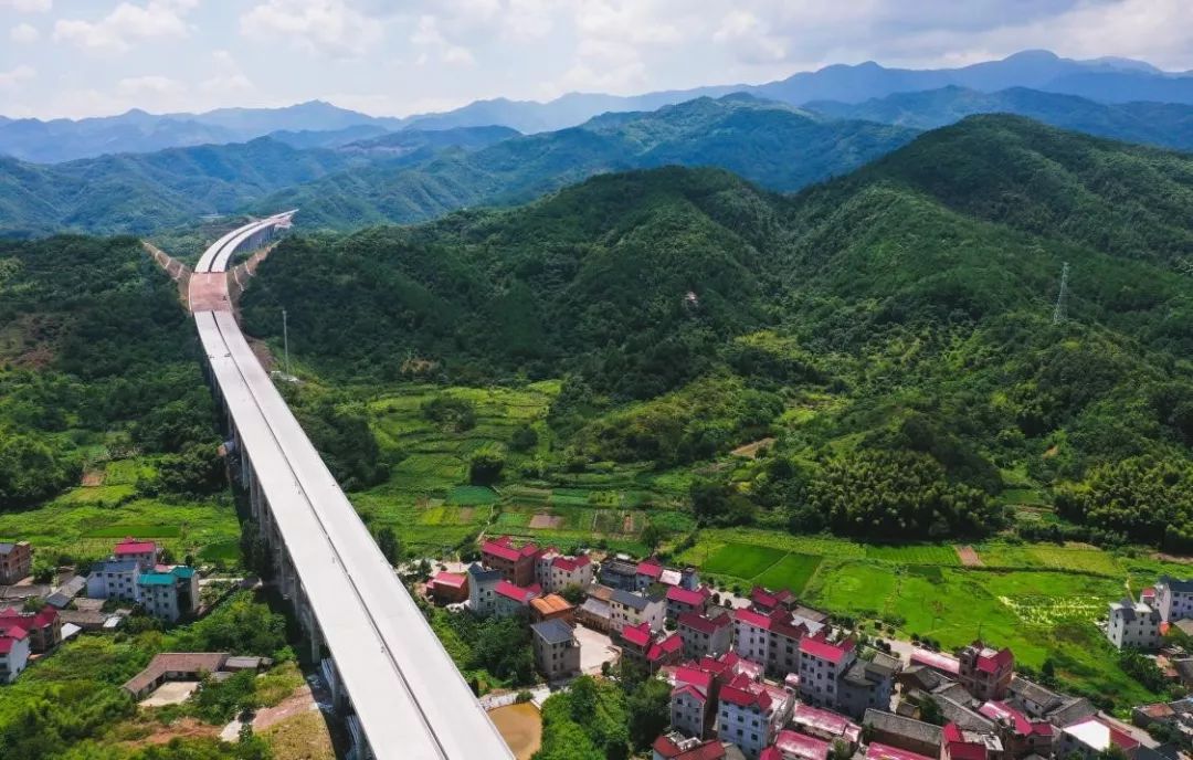 项目起自建德市杨村桥镇北,终于金华市金东区二仙桥东枢纽,连接杭新景