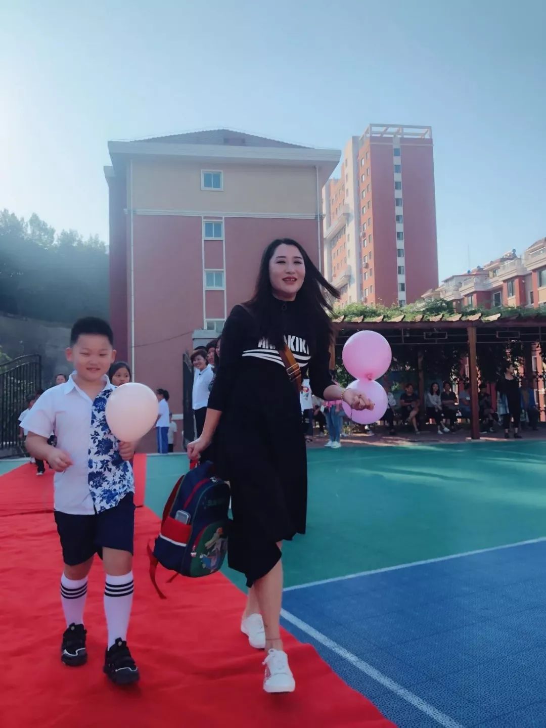 开学啦!丹东市学生同升国旗 共唱国歌