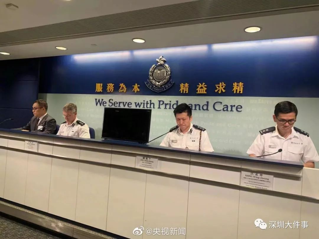 合作运动"破坏港铁设施,警方拘捕8名男女后,当晚再有暴徒围攻旺角警署