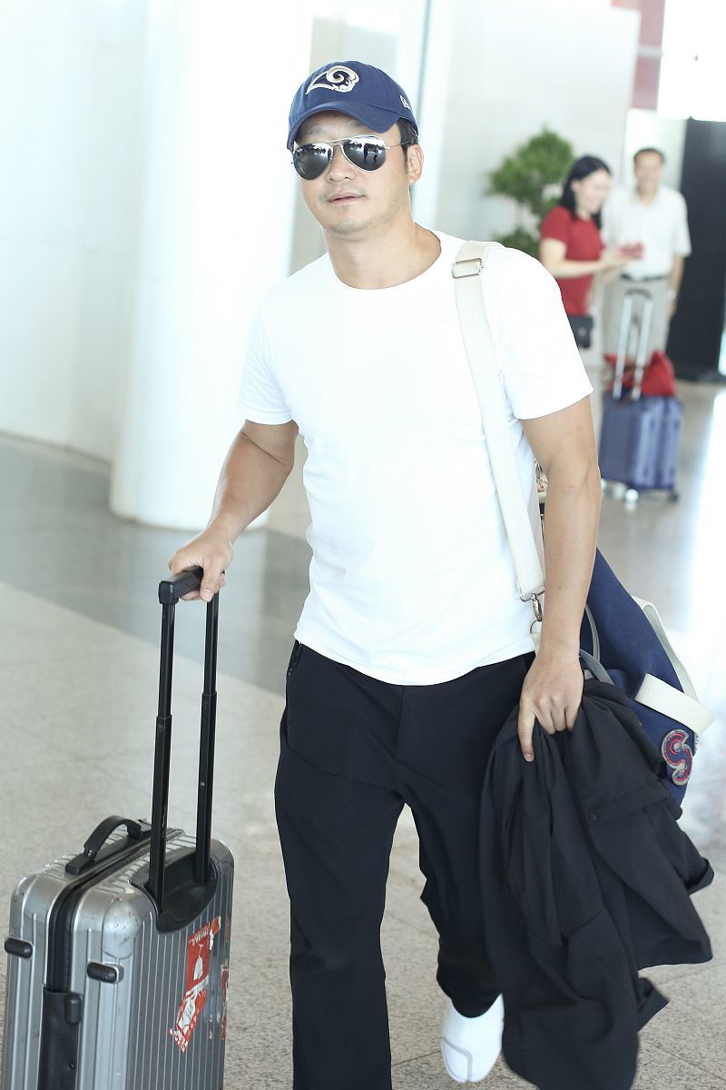 45岁吴京近照满头白发,啤酒福明显短袖穿成紧身衣,网友:钱枫?