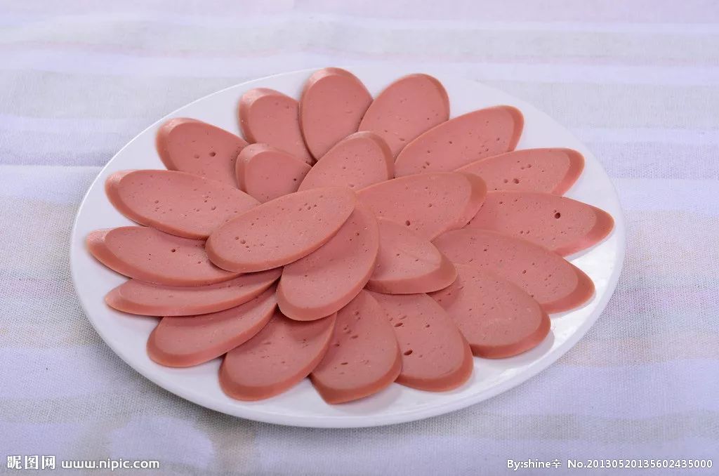 加入皮肚,排骨,蛋饺,鱼圆,木耳,鹌鹑,河虾,菌菇,火腿肠等,菜品丰盛,色