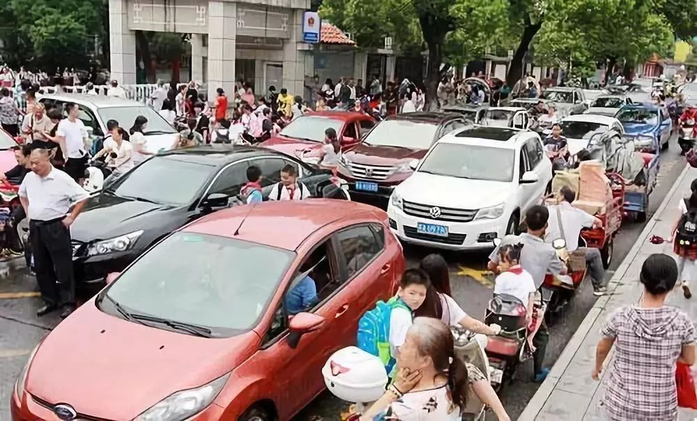 今后,在校门口违规"停车"总这样做的家长请注意……于是明知故犯,试图