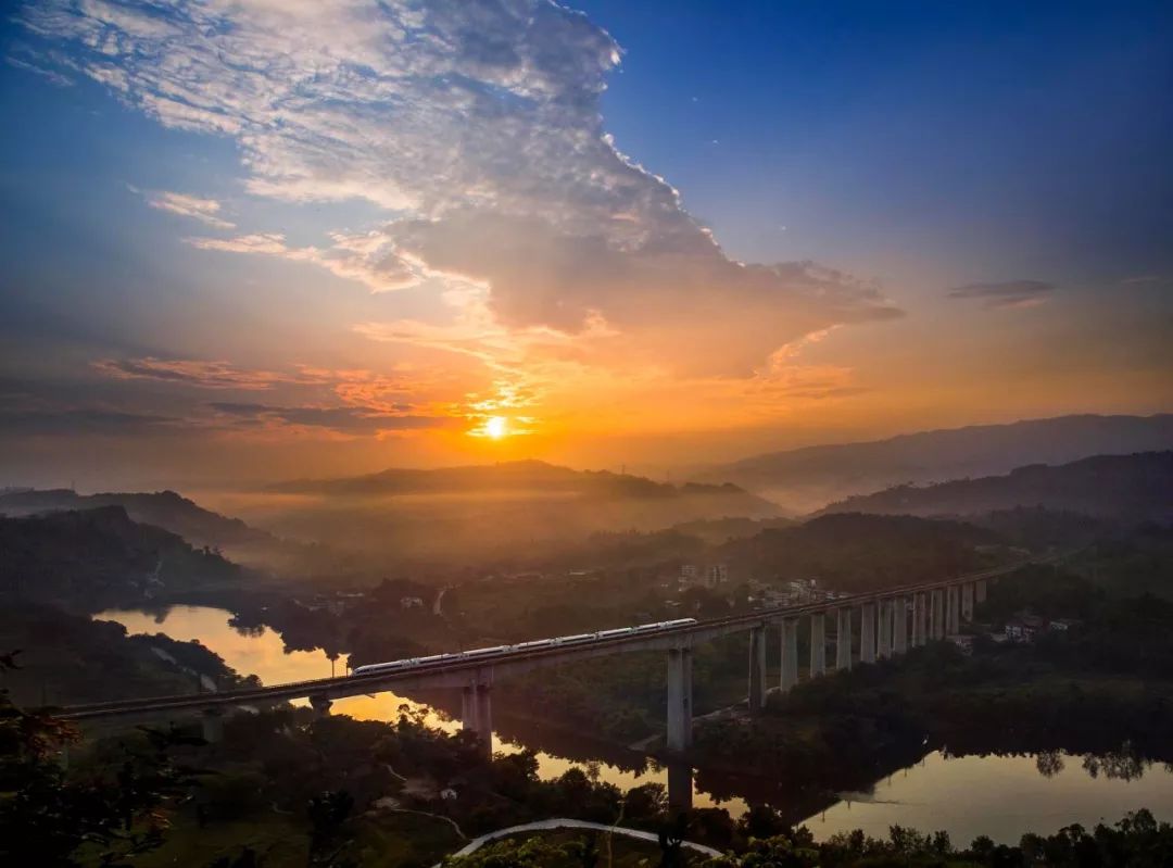 龙溪河大桥上空的这番景象惊艳了朋友圈