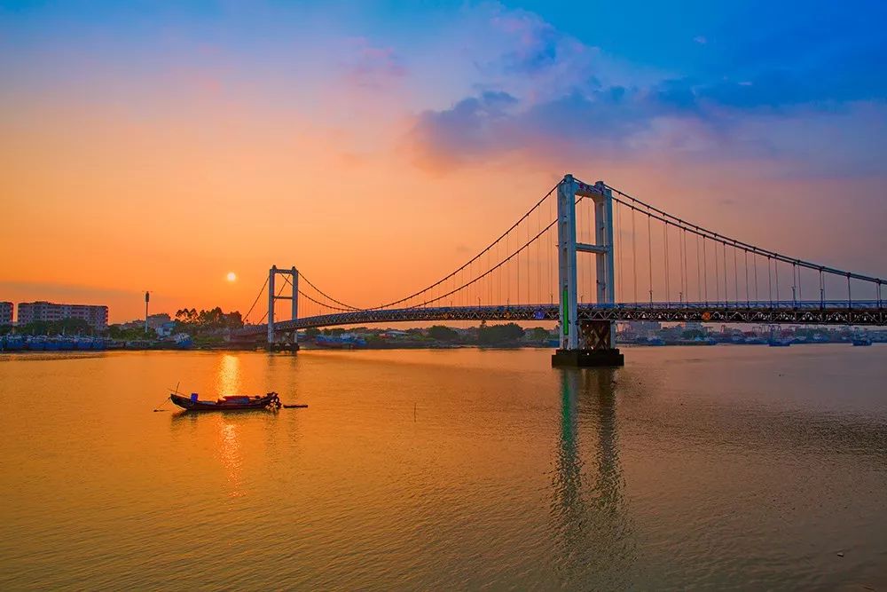清晨三月朝平旦寅时码《古城子夜》,美丽龙海作品等待新日的开始古城