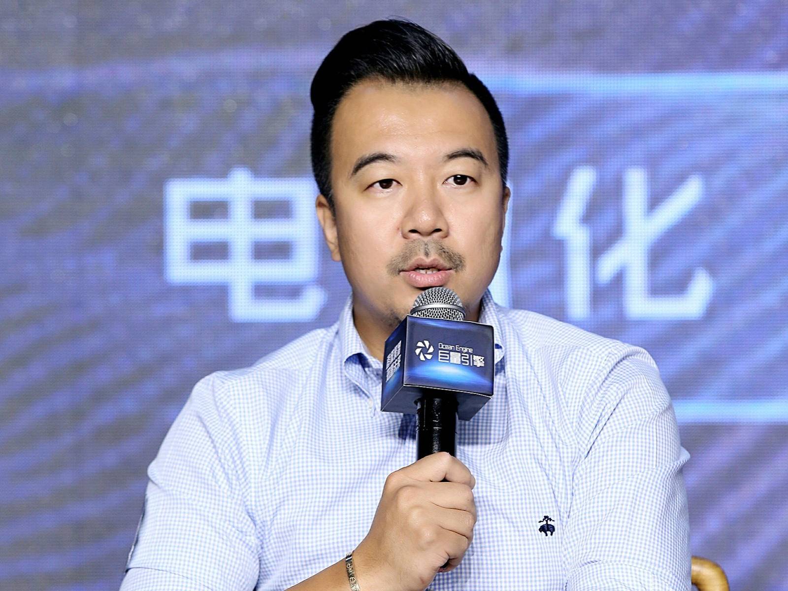 华人运通公关副总裁 果铁夫▲汽车头条总经理 袁涛与会嘉宾对电动化