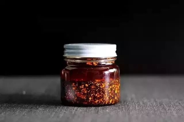 5,鲜面条煮熟过冰水备用6,黄瓜萝卜切丝,鸡蛋摊蛋饼后也切丝备用7,芝