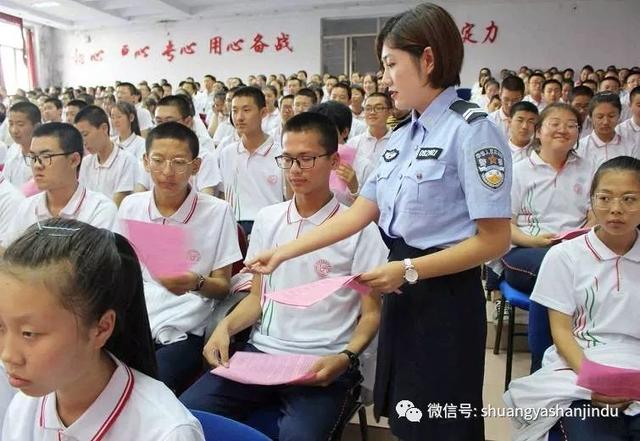 双鸭山市宝清县禁毒办深入高级中学开展 秋季开学季禁毒法制教育讲座