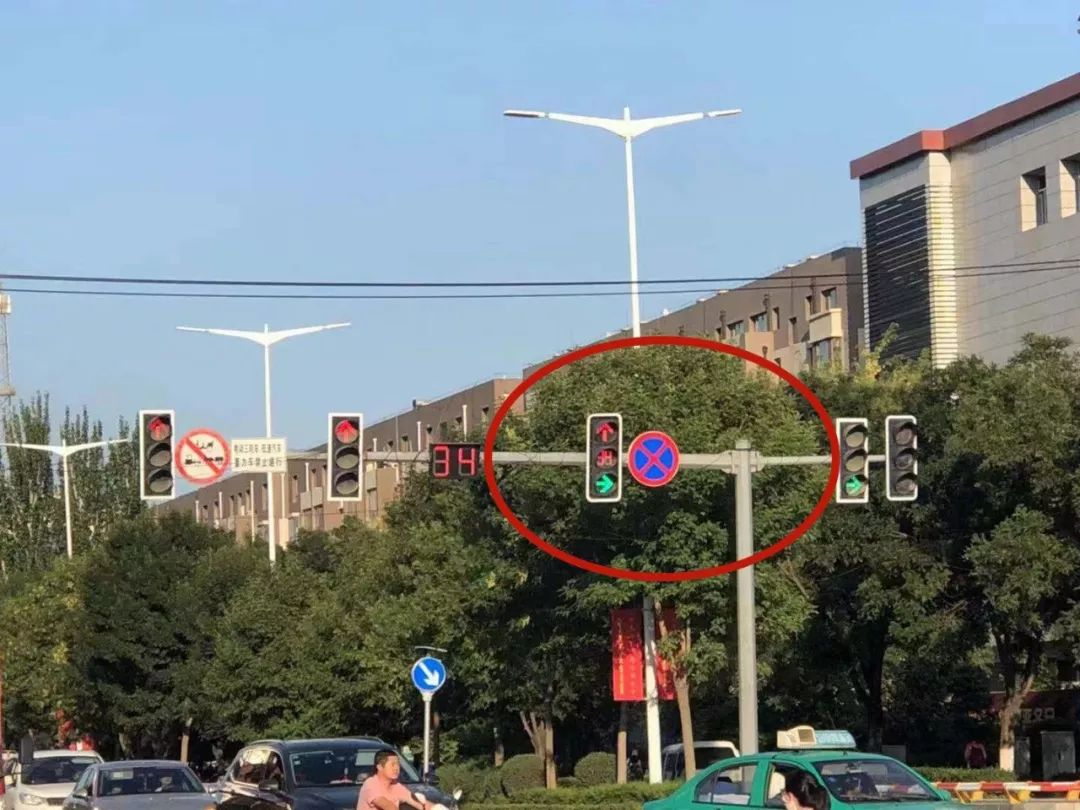 赤峰首条"公交车专用允许机动车右转"车道来了,看看怎么走?