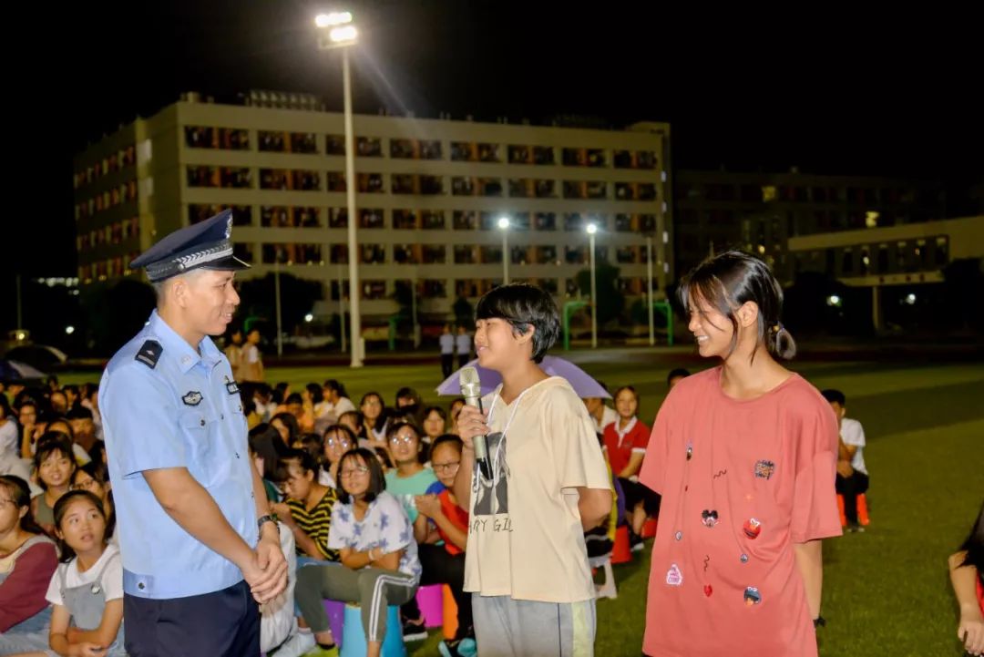 昨晚平南龚州中学全体师生摇旗呐喊欢呼声响彻夜空