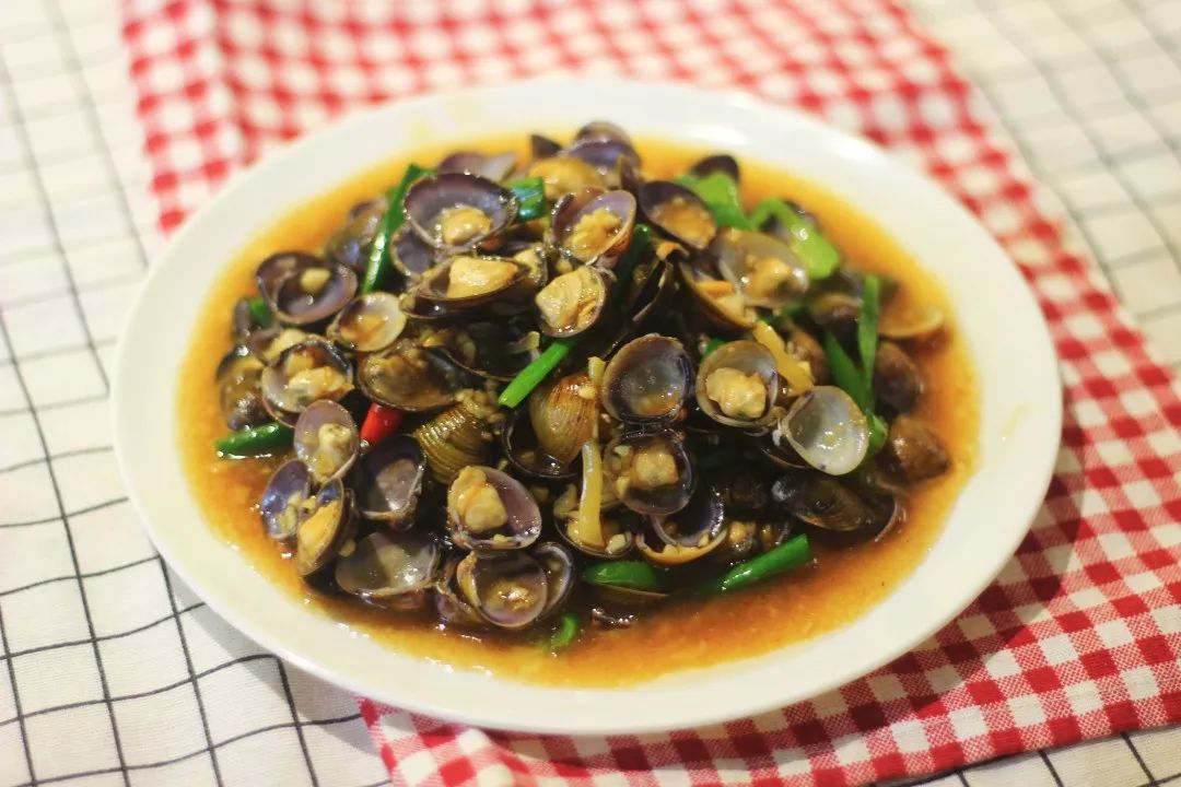 全场饮品免费送茶山这家刚开业的茶饮店凭一道炒沙蚬火爆了整个茶饮界