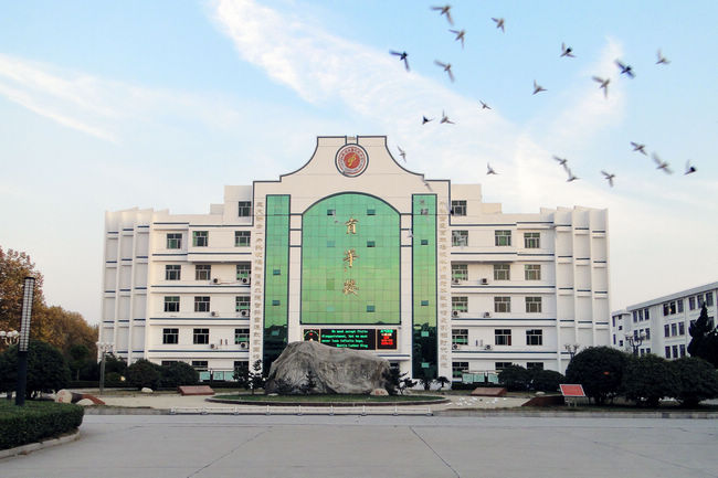 这所中学便是沭阳高级中学,一般也被称为沭阳中学,在03年的时候成为了