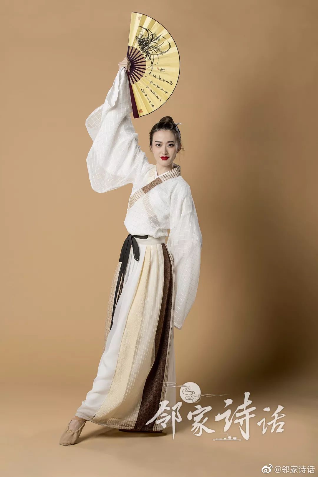 总政歌舞团演员王金玉,手拿扇子酒壶跳舞,醉了