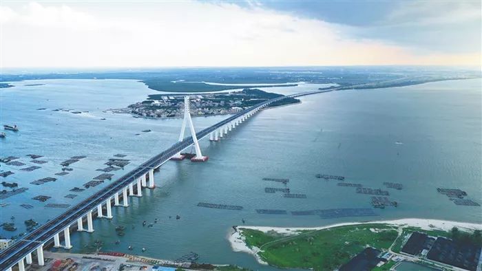 地处海口市主城区与文昌木兰湾之间,是海口市"一江两岸,东西双港驱动