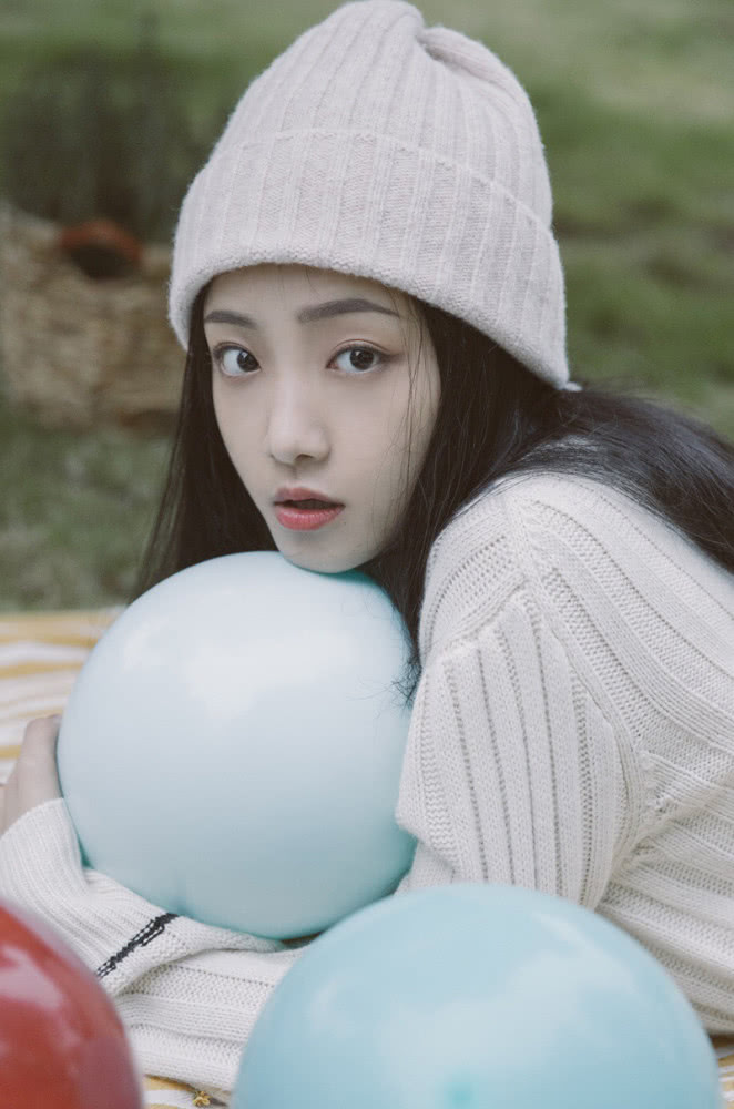 谁家小姐姐吴佳怡白色帽子可爱极了