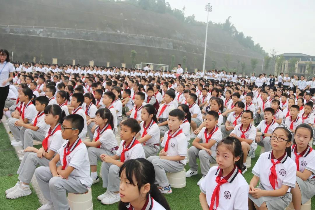 9月2日上午8:00,自贡衡川实验学校2019年秋季开学典礼在中学部运动场