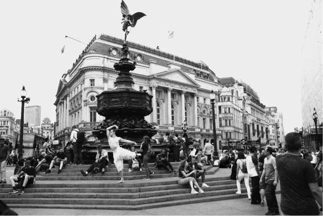 男版天鹅湖打破性别壁垒谁说天鹅不能是八块腹肌的男鹅